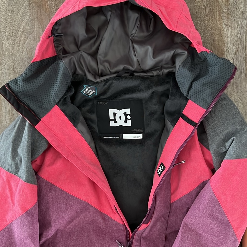 DC Snowboarding Jacket - Picture 2 of 4